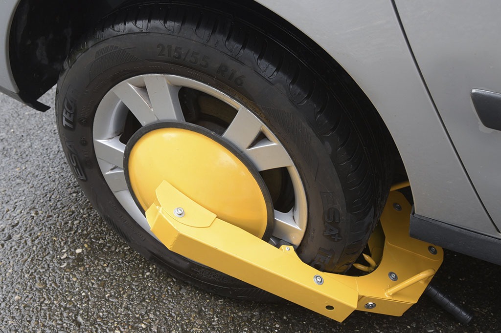 WHEEL CLAMP: Immobiliser and anti-theft device