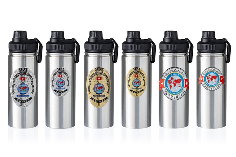 Double-Walled Vacuum-Insulated Stainless Steel Drinking Bottle with carrying handle Doppelwandige 01 1 Metal Badge