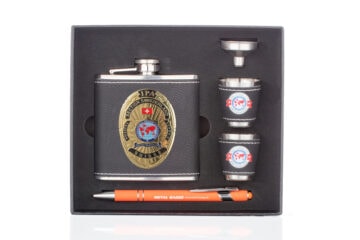 Coffret cadeau avec flasque en acier inoxydable de 170 ml, comprenant 2 tasses, un entonnoir et un stylo à bille