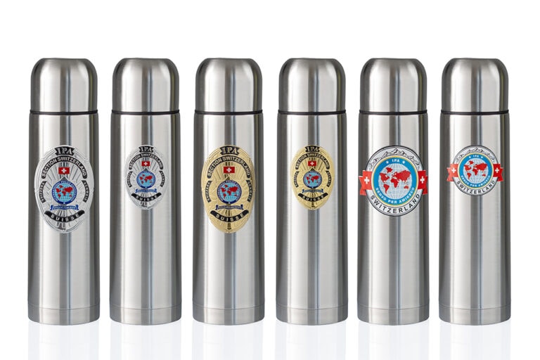 Vacuum-insulated silver-coloured thermos flasks, 750 ml and 500 ml, made of high-quality stainless steel Vakuumisolierte 01 1 Metal Badge
