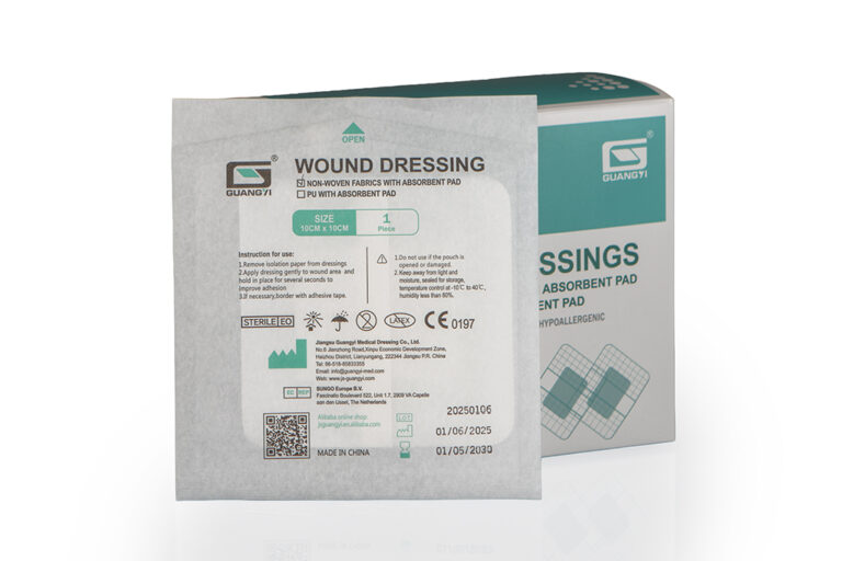 Wundauflage / Wound Dressing – 10 cm × 10 cm 03 Wound Dressing 1 Metal Badge