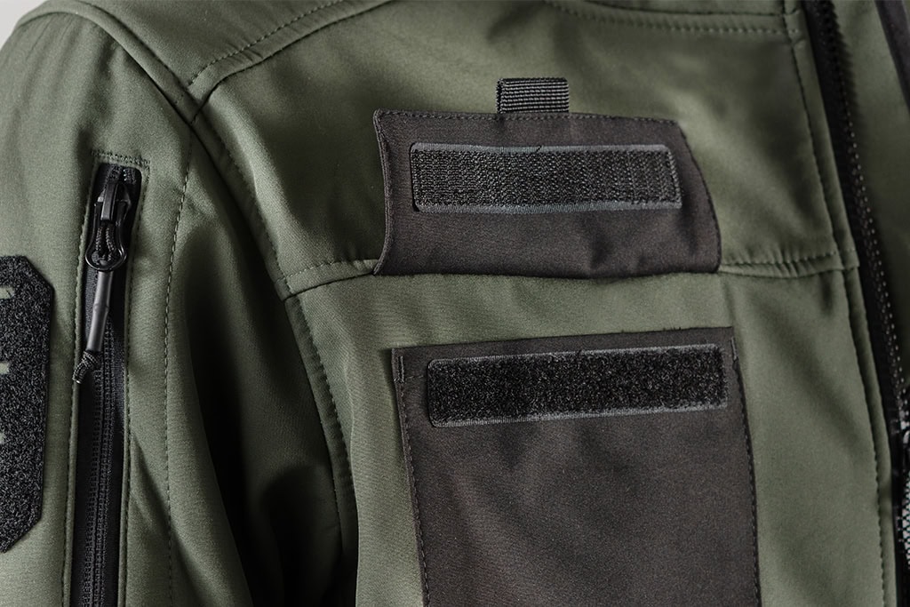 Outdoor Softshell Jacke mit Kapuze – grün, schwarz
